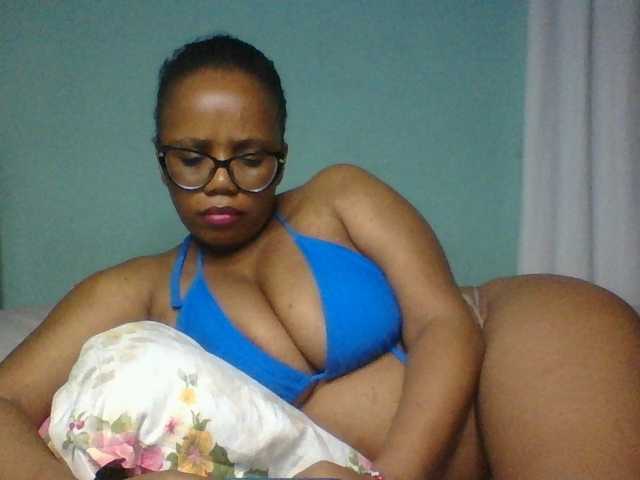 Prettyzari live cam preview
