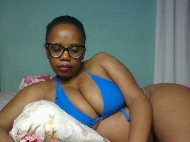 Prettyzari live cam on BongaCams