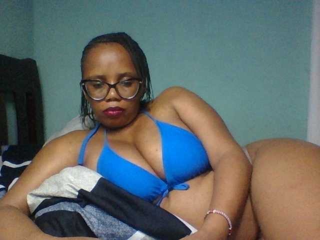 Prettyzari live cam on BongaCams