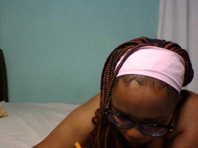 Prettyzari live cam on BongaCams