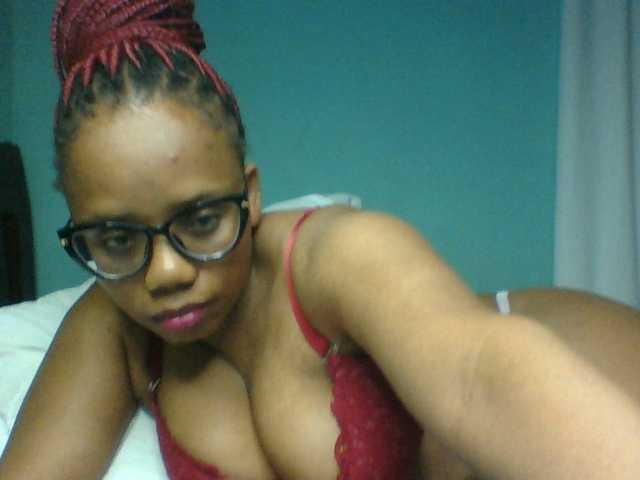 Prettyzari live cam preview