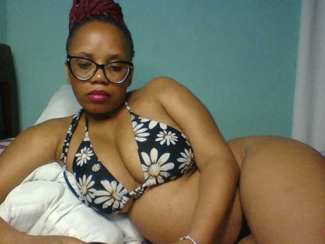 Prettyzari live cam preview