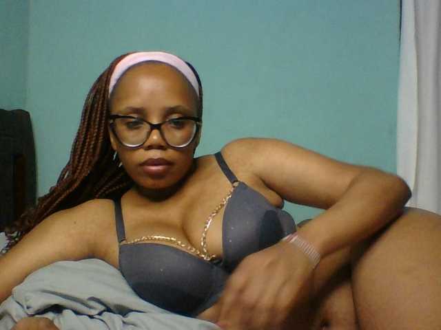 Prettyzari live webcam show