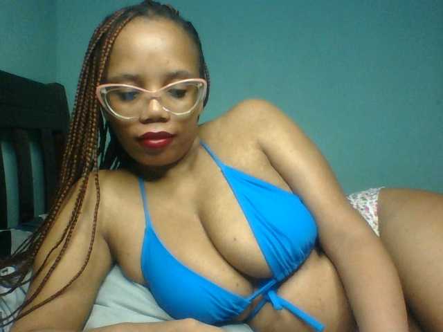 Prettyzari live cam on BongaCams