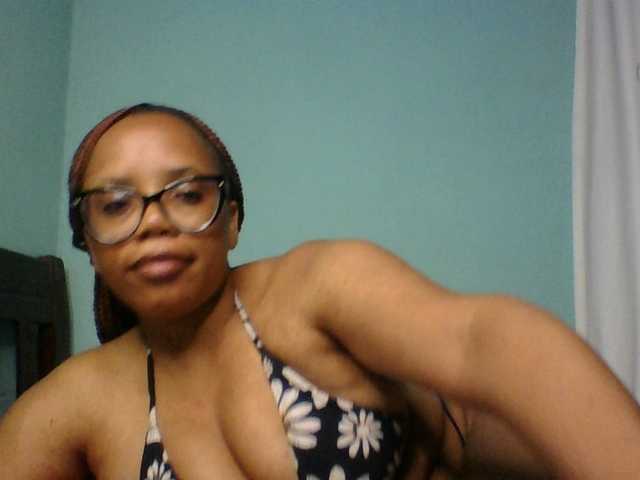 Prettyzari live webcam show