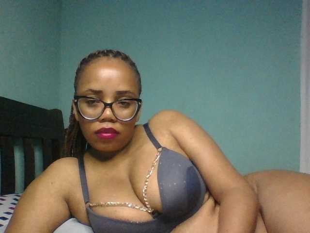 Prettyzari live cam on UnifiedCams