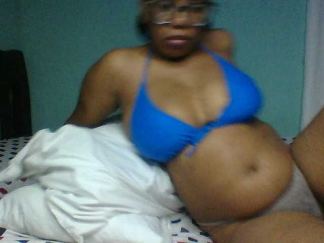 Prettyzari live cam on BongaCams