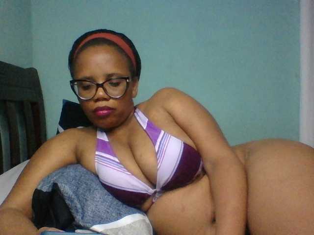 Prettyzari live cam on BongaCams