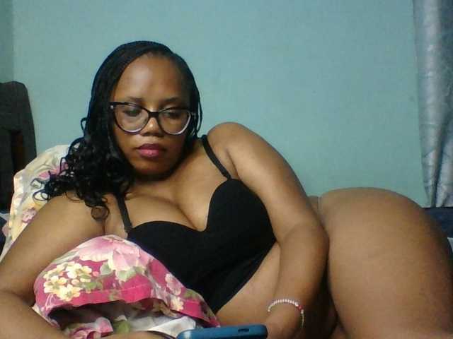 Prettyzari live cam on BongaCams