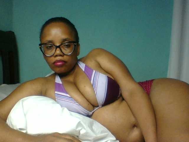 Prettyzari webcam bongacams model stream image