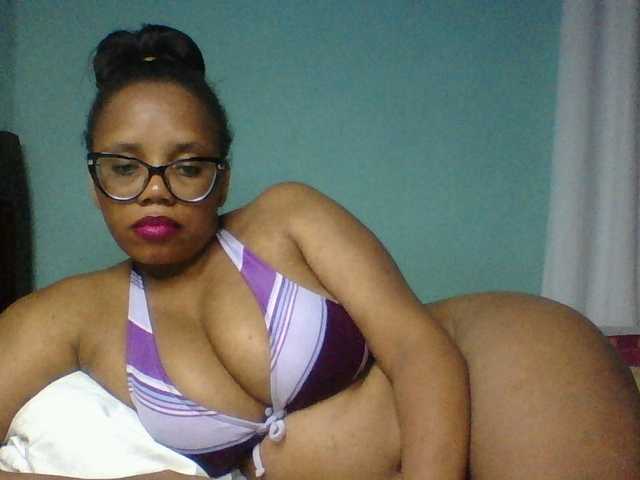 Prettyzari live cam on BongaCams