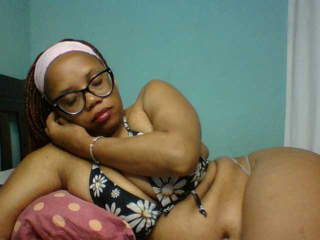 Prettyzari live cam on BongaCams