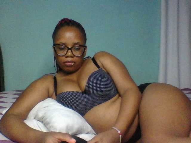 Prettyzari live cam preview