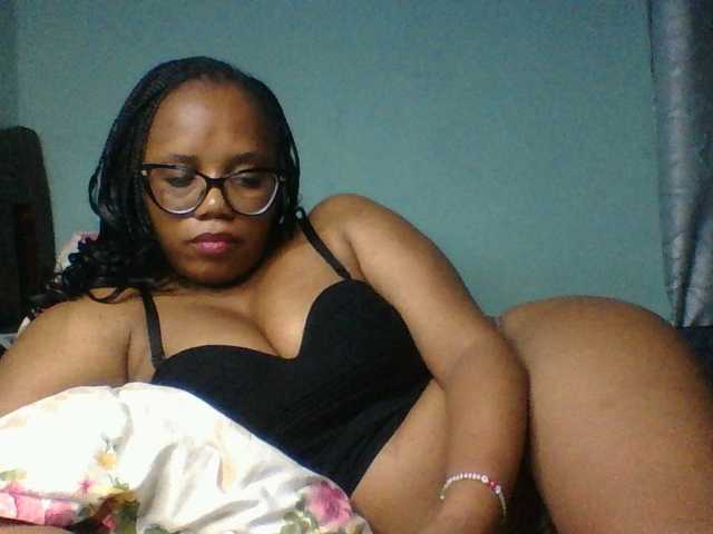 Prettyzari live cam on BongaCams