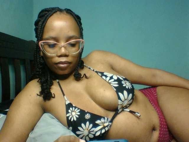 Prettyzari live cam on BongaCams