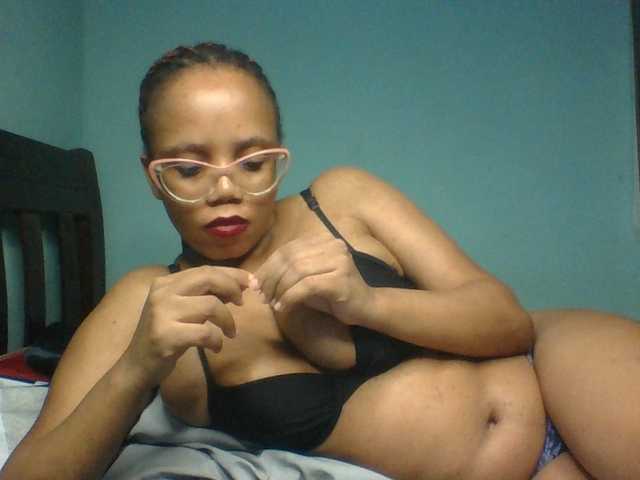 Prettyzari live cam on BongaCams
