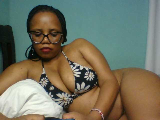 Prettyzari live cam on BongaCams