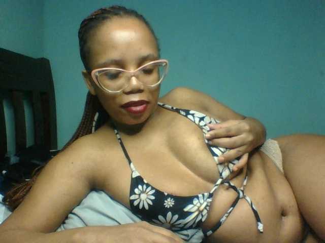 Prettyzari live cam on BongaCams