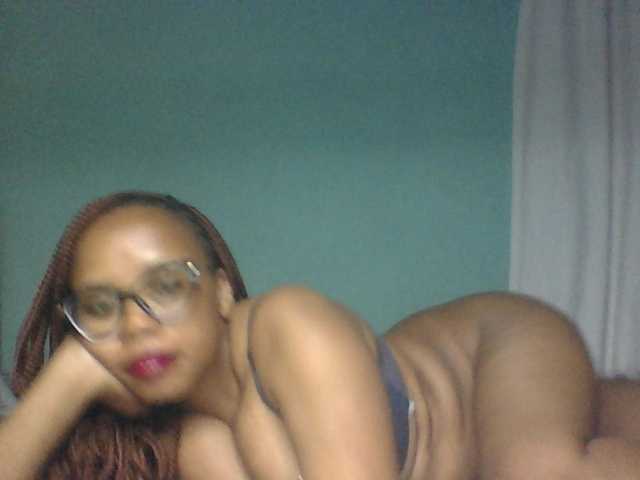 Prettyzari live cam on BongaCams