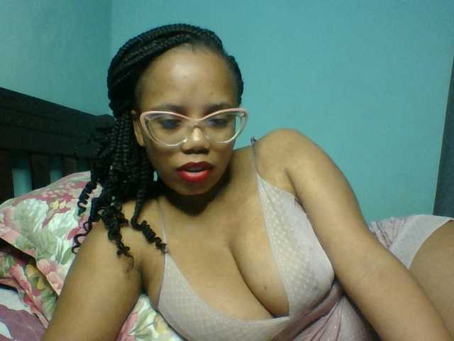 Prettyzari live cam on BongaCams
