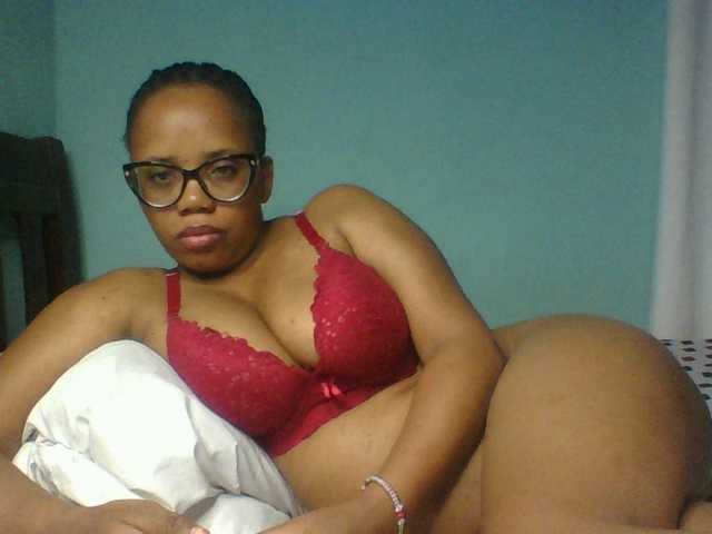 Prettyzari live cam on BongaCams