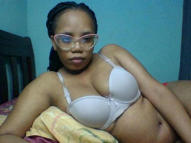 Prettyzari live cam on BongaCams