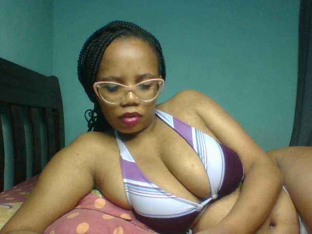 Prettyzari live cam on BongaCams