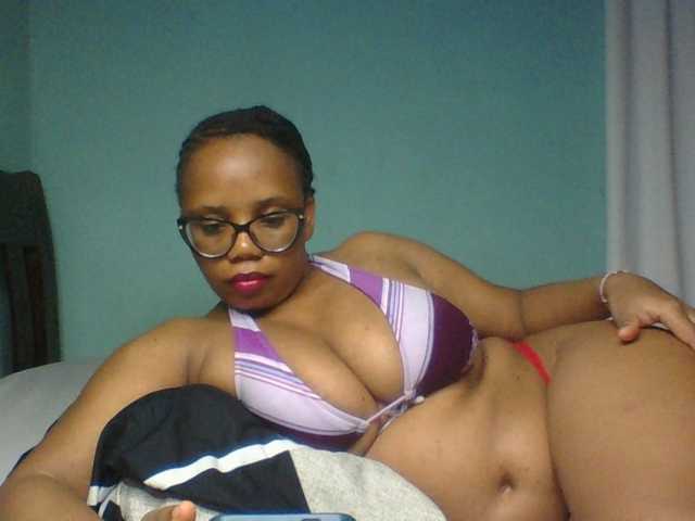 Prettyzari live cam on BongaCams