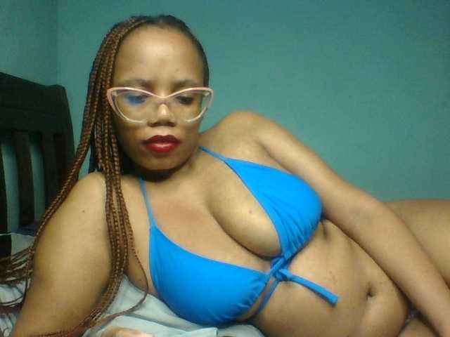 Prettyzari live cam on BongaCams