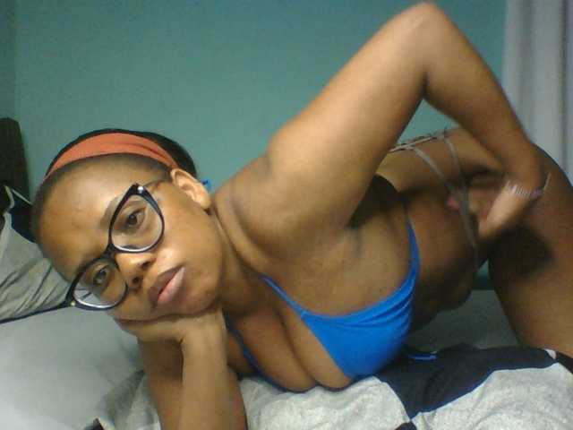 Prettyzari webcam bongacams model stream image