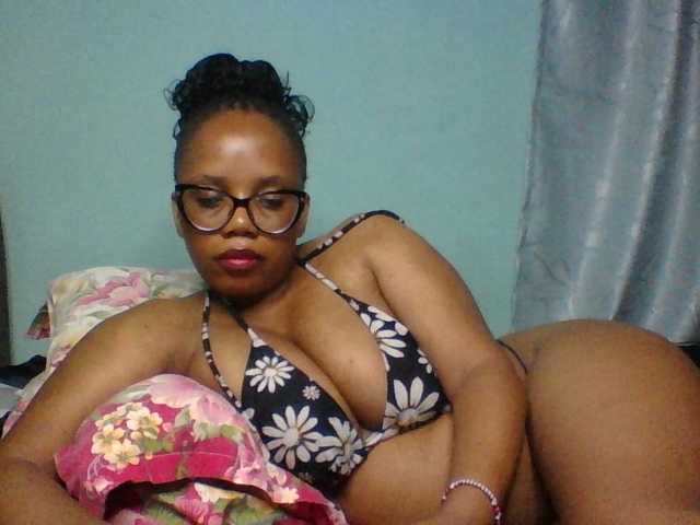 Prettyzari live cam on BongaCams