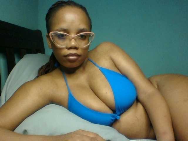 Prettyzari live cam on BongaCams