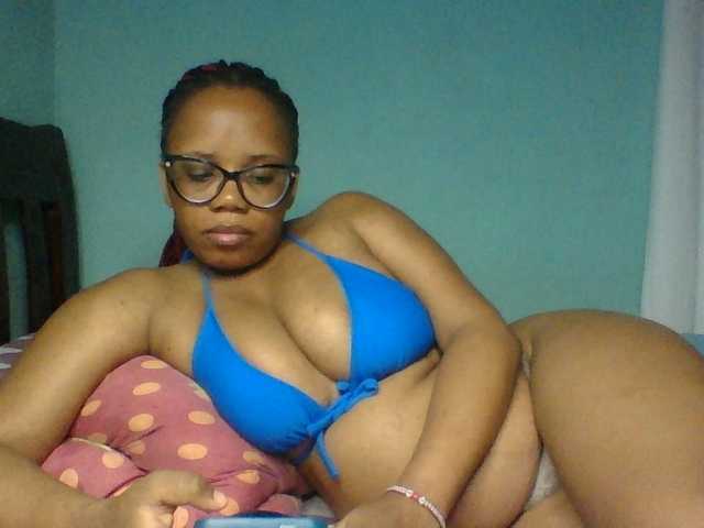 Prettyzari live cam on BongaCams