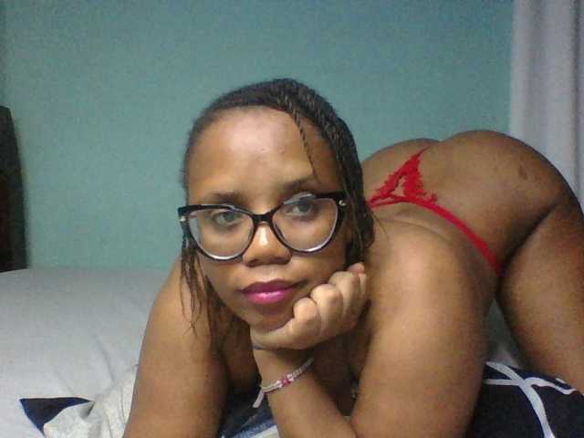 Prettyzari webcam bongacams model stream image