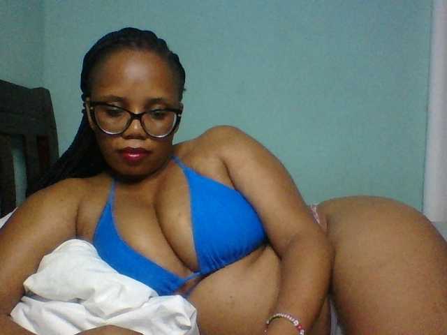 Prettyzari live cam on BongaCams