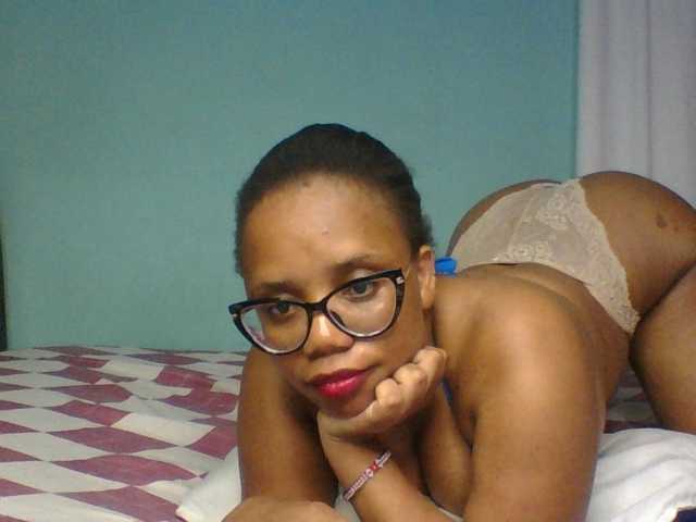 Prettyzari live cam on BongaCams