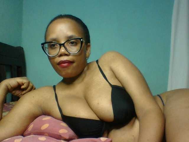 Prettyzari live cam on UnifiedCams