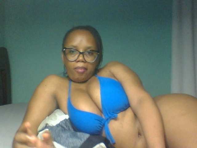 Prettyzari live cam on BongaCams