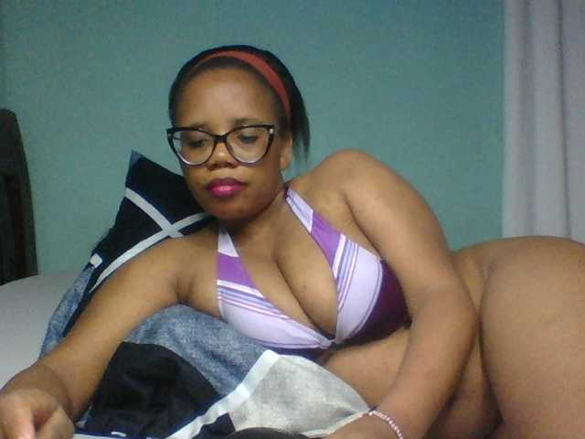 Prettyzari live cam on BongaCams