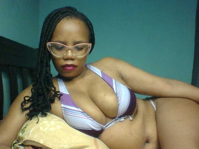 Prettyzari live cam on BongaCams