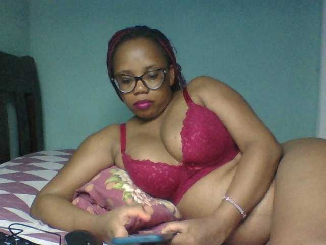 Prettyzari live cam on BongaCams