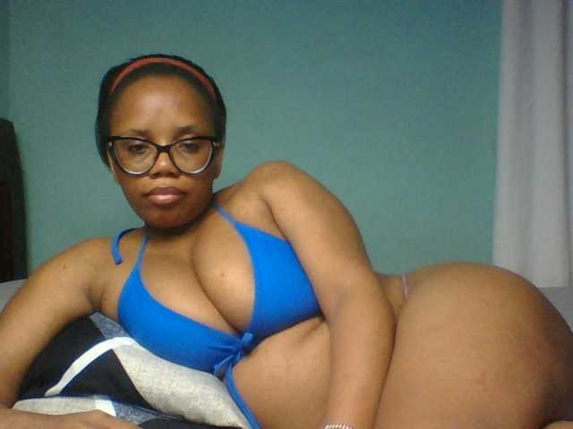 Prettyzari live cam on BongaCams