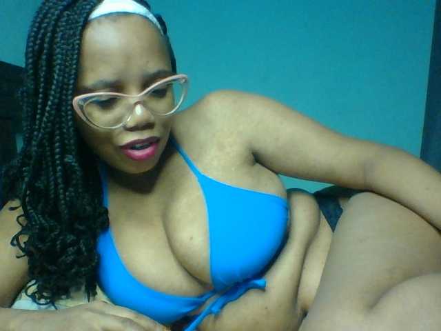 Prettyzari live cam on UnifiedCams