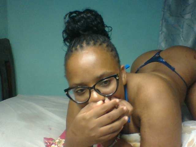 Prettyzari live cam on BongaCams