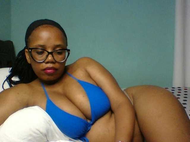 Prettyzari live cam on BongaCams