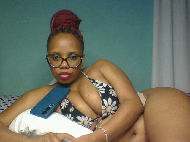 Prettyzari live cam on BongaCams