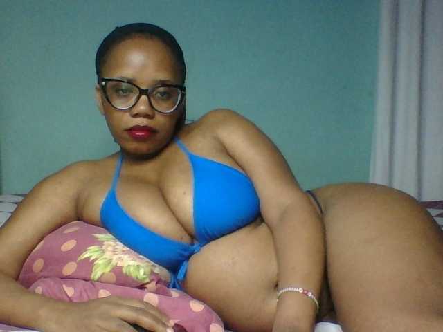 Prettyzari live cam on BongaCams
