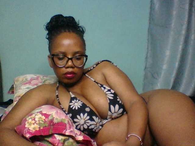 Prettyzari live cam on BongaCams