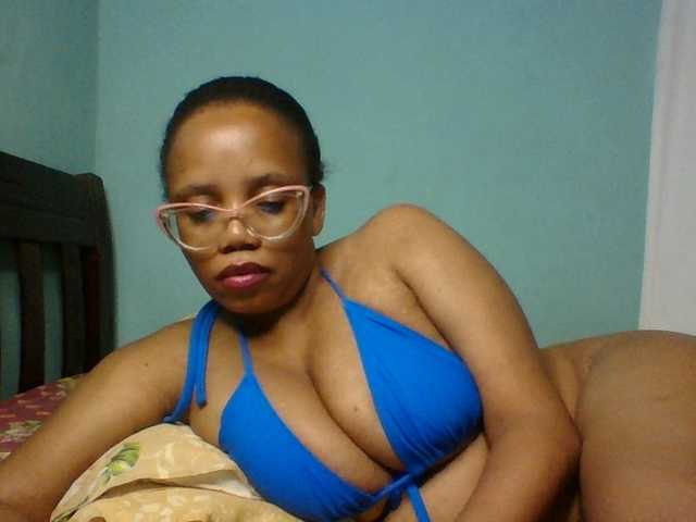 Prettyzari live cam on BongaCams