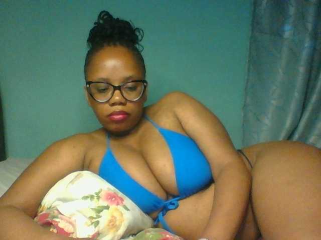 Prettyzari live cam on BongaCams